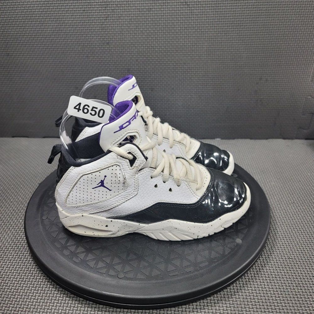 Youth Sz 1 White & Black Jordan B Loyal Athletic Shoes